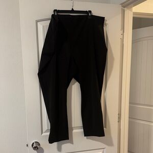 Loft plus women’s black dress pants with zipper detail.